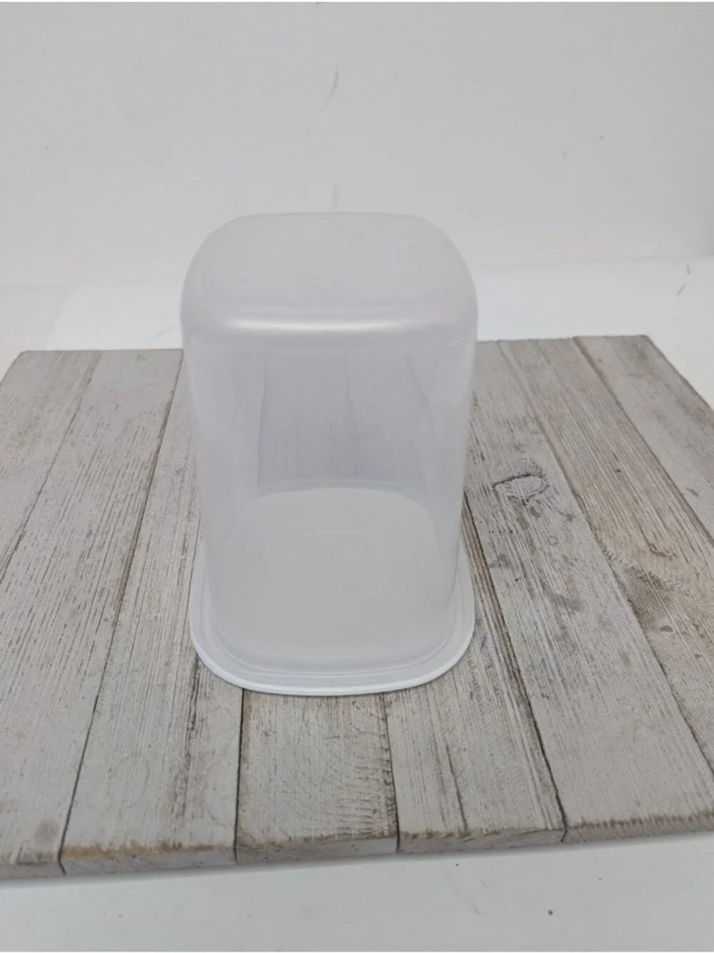 Rubbermaid 1.8 pt Servin Saver #8 Sheer Square Canister Storage White Lid - B